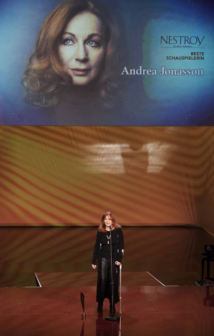 nestroy_2017_andrea_jonasson_beste_schauspielerin2_c_herwig_prammer