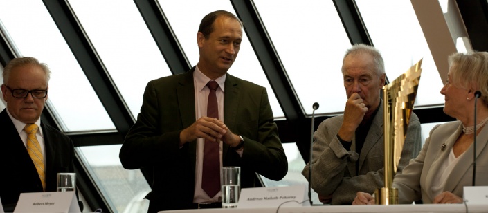 Podium bei Pressekonferenz