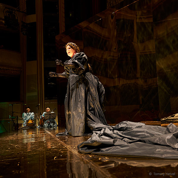 Stefanie Reinsperger als Elisabeth