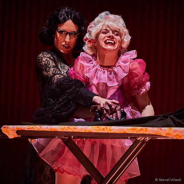 Lavinia Nowak als Carmilla in „Krankheit oder Moderne Frauen“