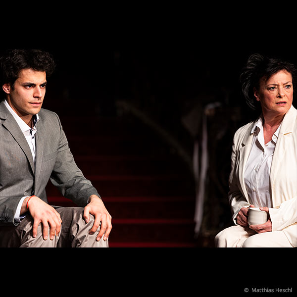 Diyar Agit als Drei in „aufstiegskörper. ein fühlversuch.“