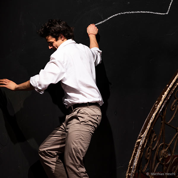 Diyar Agit als Drei in „aufstiegskörper. ein fühlversuch.“