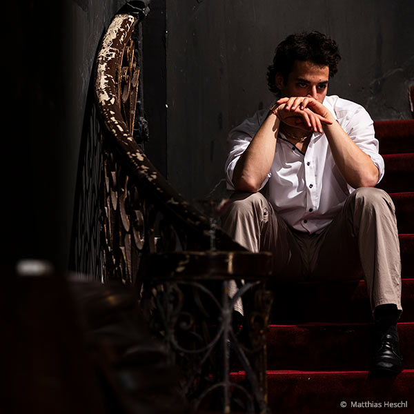 Diyar Agit als Drei in „aufstiegskörper. ein fühlversuch.“