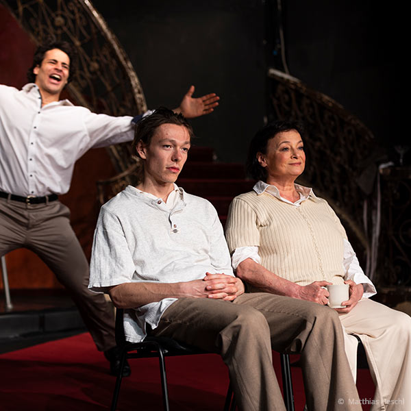 Diyar Agit als Drei in „aufstiegskörper. ein fühlversuch.“