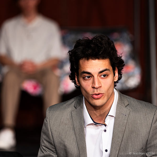 Diyar Agit als Drei in „aufstiegskörper. ein fühlversuch.“