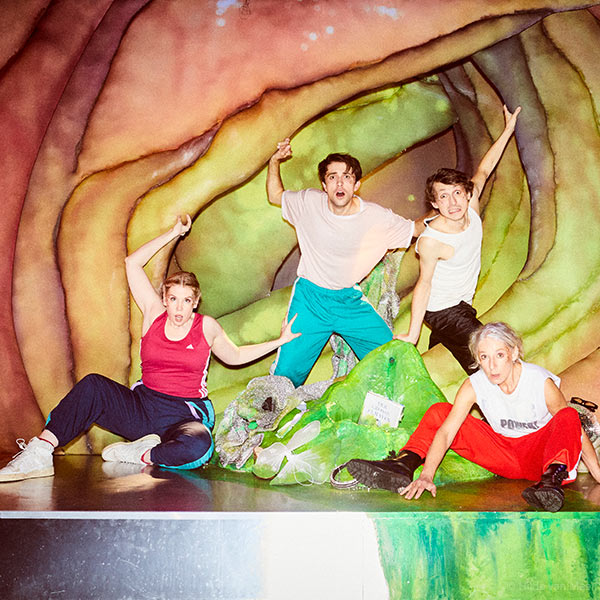 Dominique Wiesbauer (Bühne) und Miriam Draxl (Kostüm) für „Opernball: Walzer, Wein und Wohlstandsbauch“