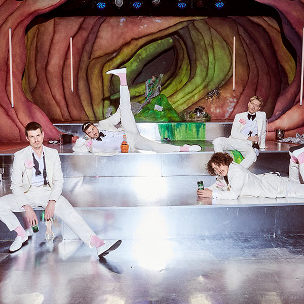 Dominique Wiesbauer (Bühne) und Miriam Draxl (Kostüm) für „Opernball: Walzer, Wein und Wohlstandsbauch“