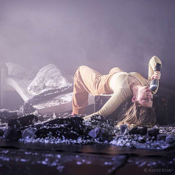 © Astrid Knie - Johanna Mahaffy als Jessica in „Die schmutzigen Hände“ BS - Johanna Mahaffy